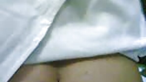 ਮਾਸਪੇਸ਼ੀ ਵਾਲੇ ਮਤਰੇਏ ਦੀ ਰਸੋਈ ਵਿੱਚ ਛੋਟੀ ਈਬੋਨੀ ਮਤਰੇਈ ਧੀ ਹੈ
